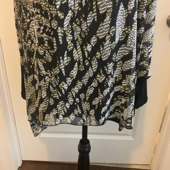 NWOT.  Woman’s long sleeve cocoon style top with rounded neck & fitted sleeves. - Picture 4 of 9